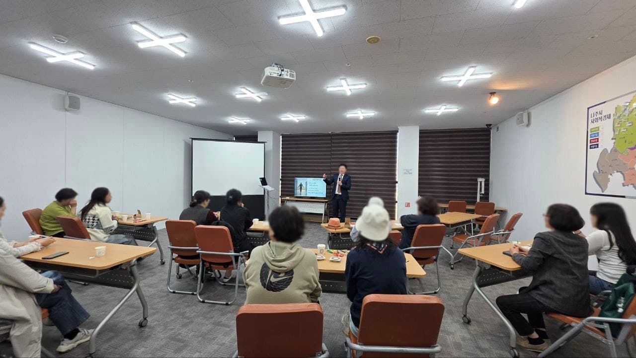 강성은 AI 크리에이티브 디렉터의 시니어 AI 강의 현장