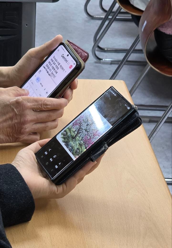 시니어 수강생이 Gemini로 사진을 만드는 모습